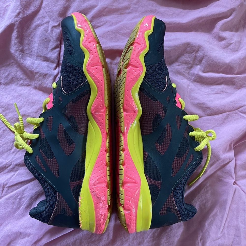 Size 10 under armour womens sneakers in excellent condition! - Picture 2 of 6